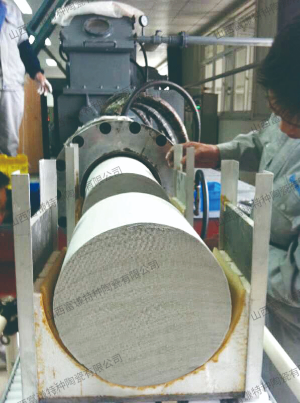 臥式成型機 extruder.jpg